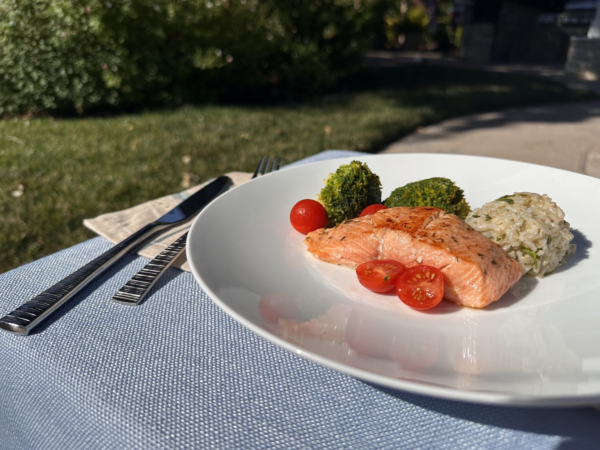 Healthy, easy to make salmon with broccoli and cherry tomatoes