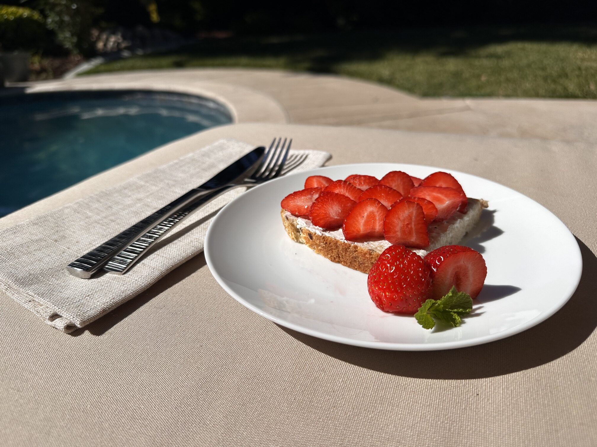 Delicious, easy to make slice of bread with fresh strawberries